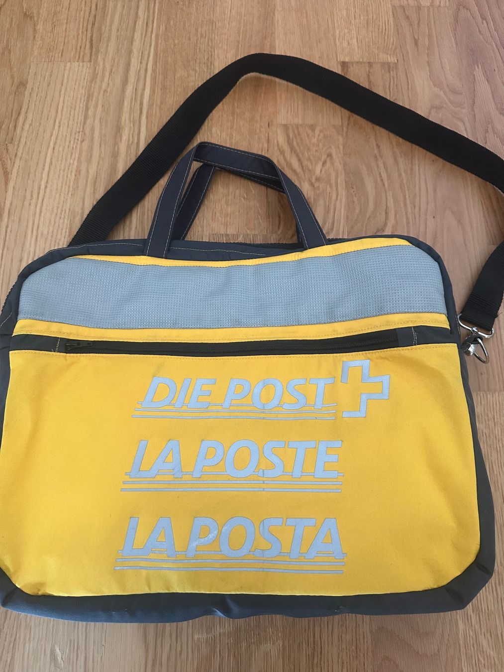 Borse: Upcycling-Tasche aus ehemaligen Post-Materialien – Nuovo (secondo la descrizione) da Oberentfelden venduto da feschli89