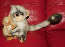 Affe mit Baby, H 20 cm L 38 cm