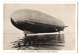 Fotografie Zeppelin LZ 127 bei der Wasse