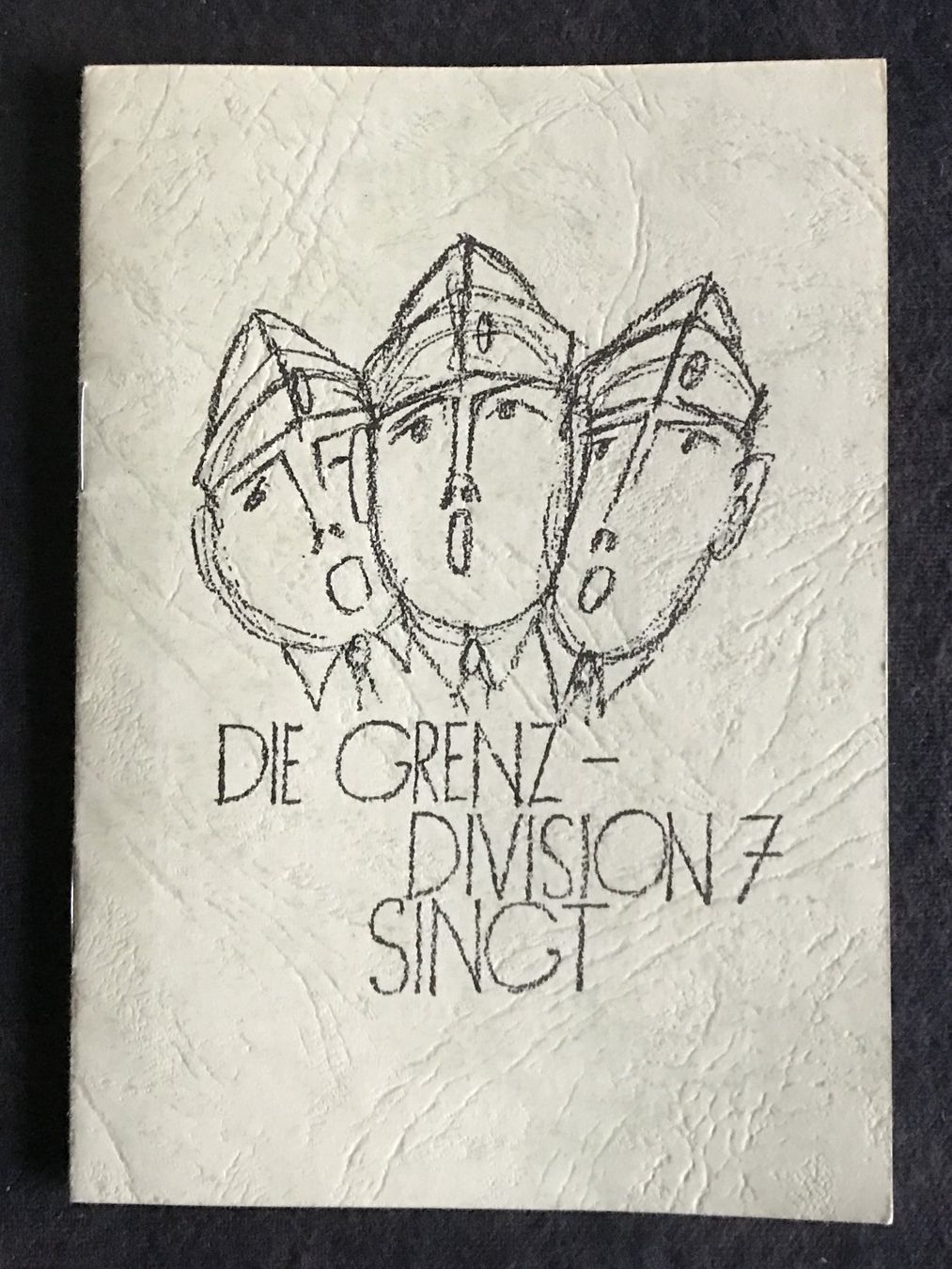 Schweizer Armee Stichwaffen: SCHWEIZER ARMEE DIE GRENZ-DIVISION 7 SINGT – Gebraucht aus Ostermundigen von wini63