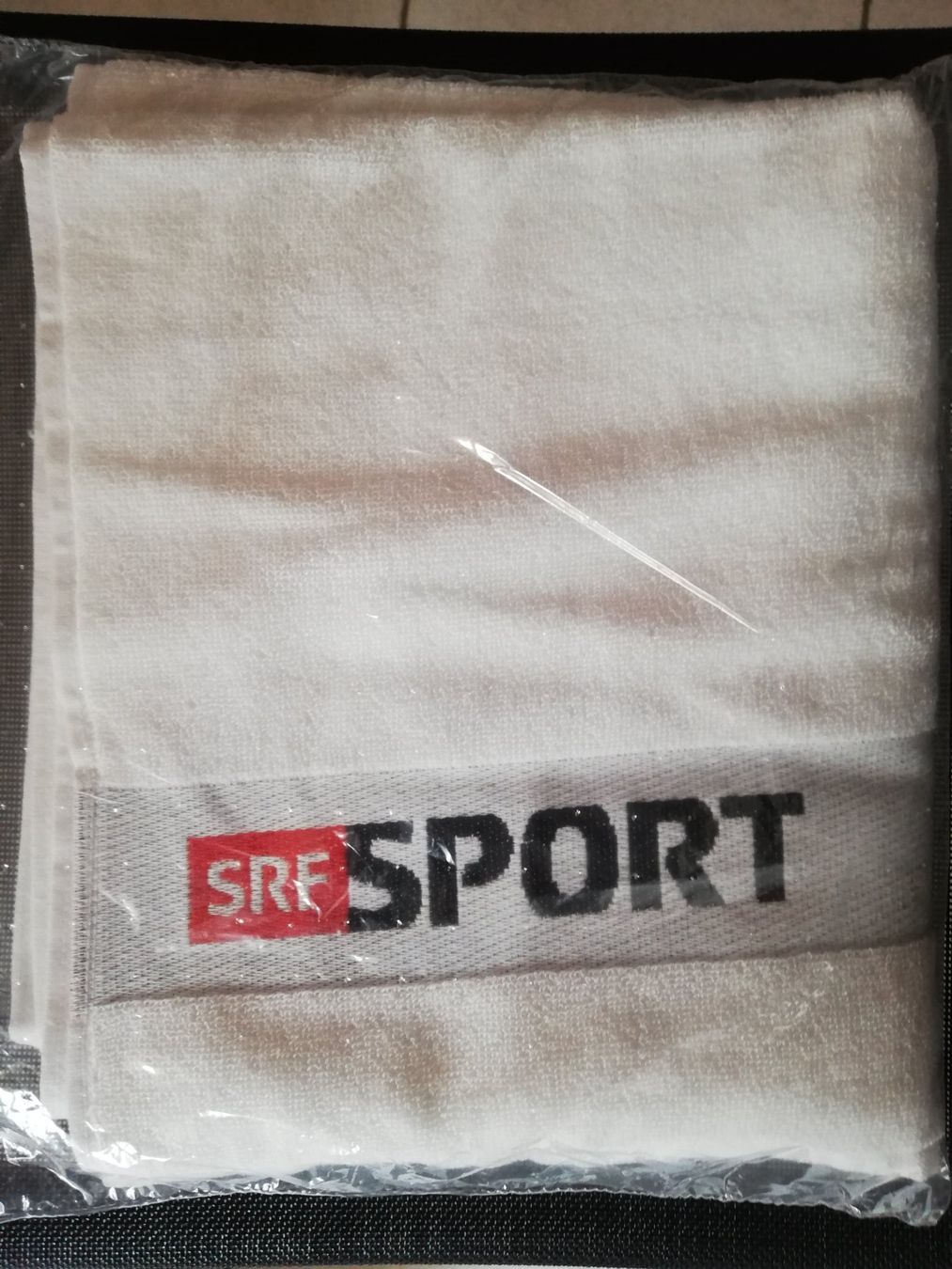 Serviettes de bain: Frottiertuch SRF SPORT – Neuf avec emballage d'origine à Zürich par 25.1212_4.14