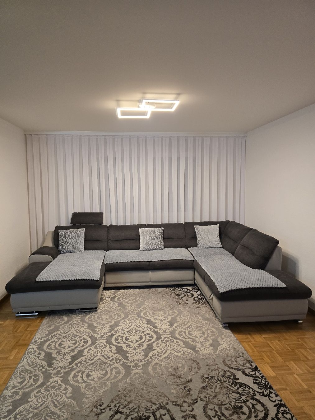 Sofas: Wohnlandschaft grau schwarz mit Bettfunktion – D'occasion à Winterthur par AMKOM5E39
