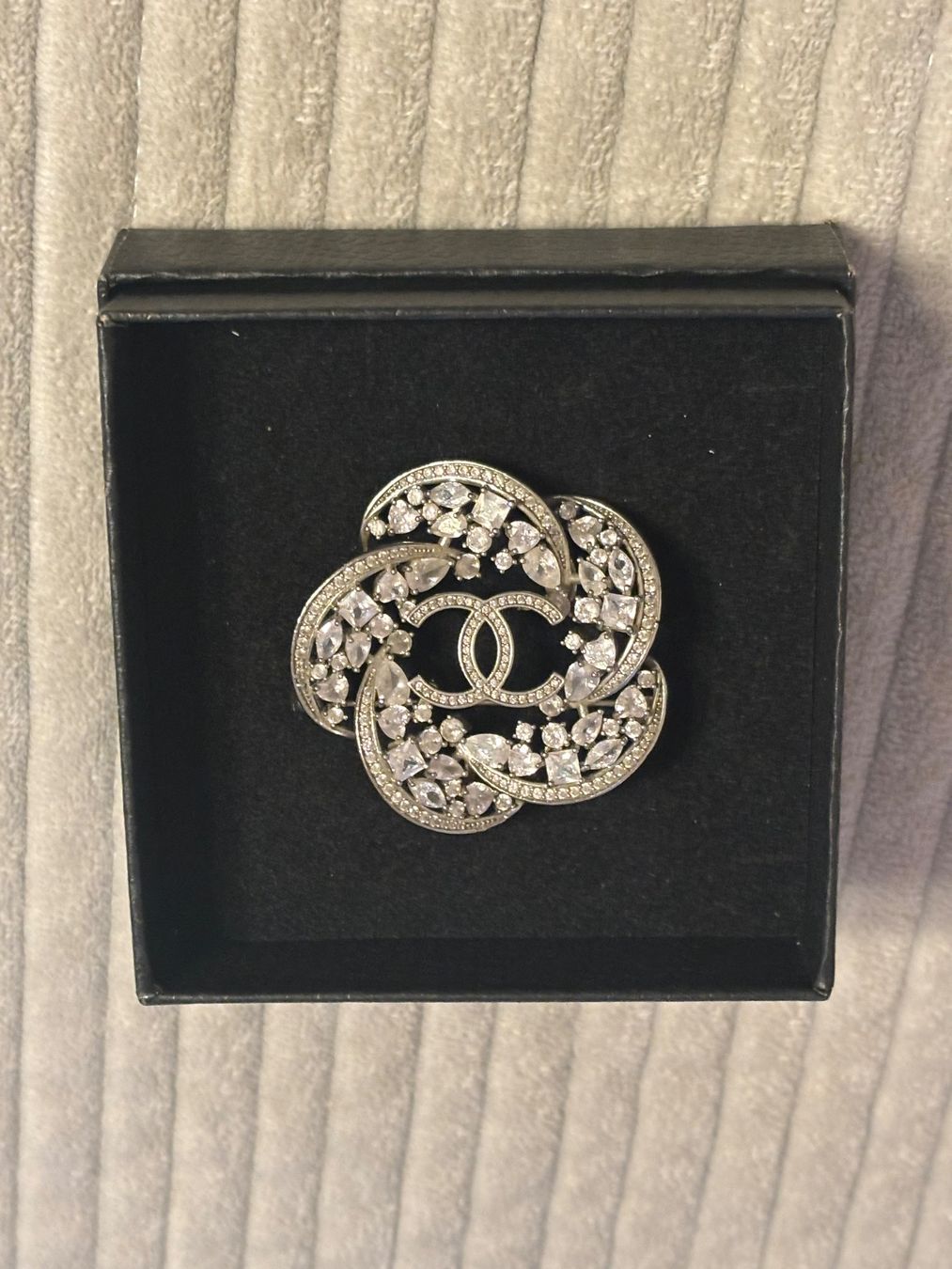 Chanel Spille & Fermagli: Chanel CC  Camelie Brosche Silber Strass – Usato da St. Margrethen SG venduto da dijanaO 7