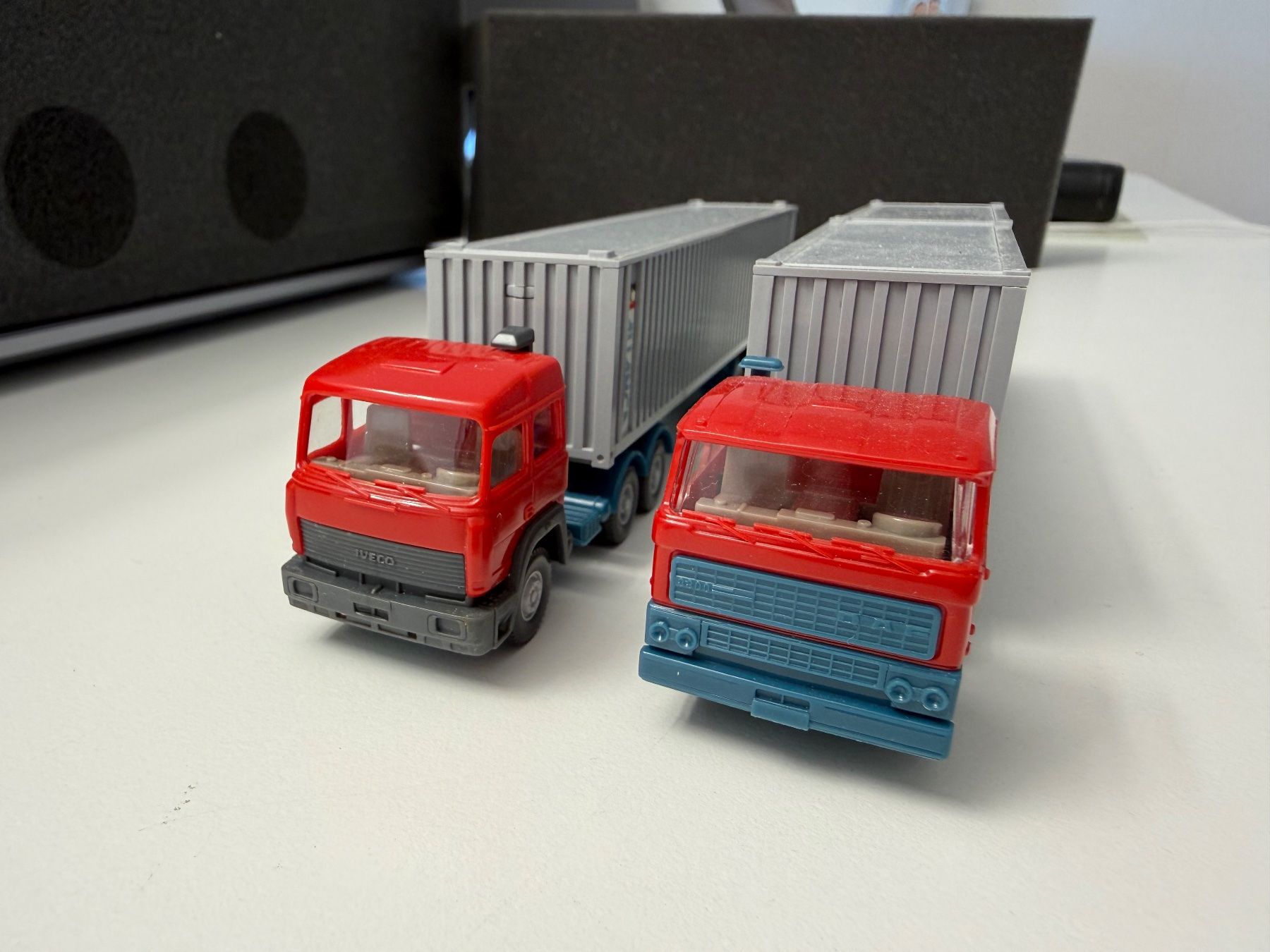 Modellini di ferrovie: Wiking 2x Sattelschlepper mit Alianca Container / HO – Usato da Jonschwil venduto da sutfra12