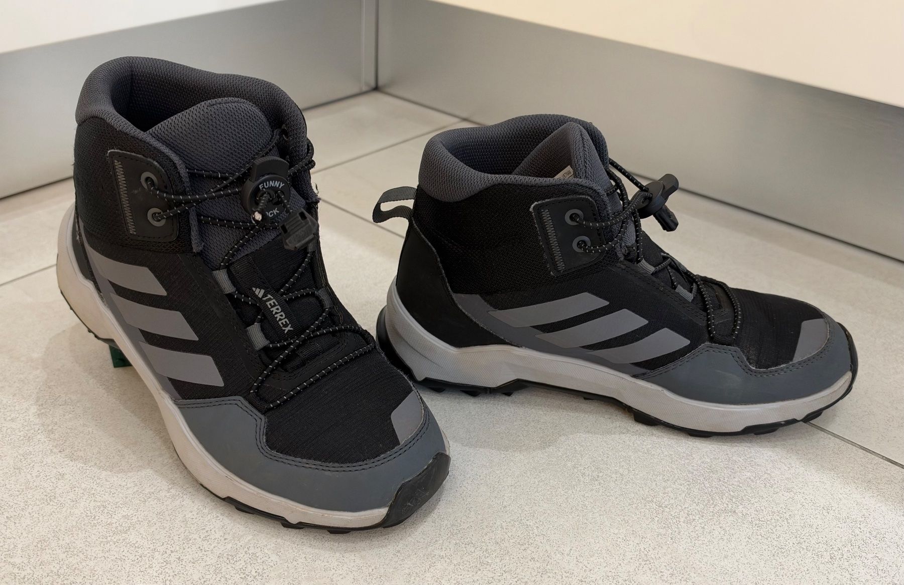 Adidas Chaussures garçon: Adidas Terrex Gr.36 – D'occasion à Contone par Chaos76