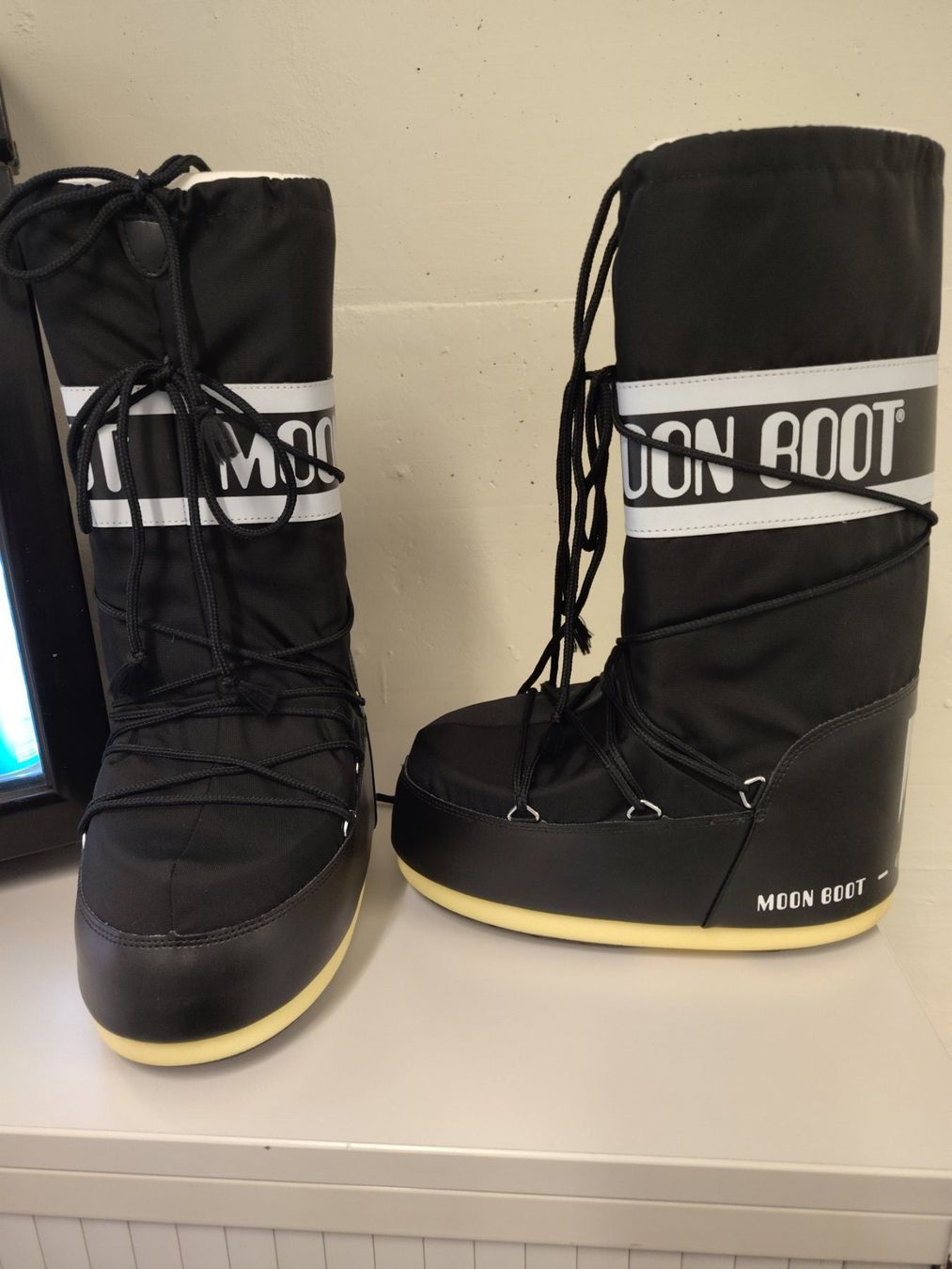Moon Boot Scarpe da uomo: Moon Boot - Nylon Schwarz Gr. 42-44 – Nuovo e nell'imballaggio originale da Dällikon venduto da Retouren_Resale