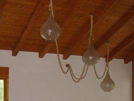 Drei Deckenlampen für hohe Decken