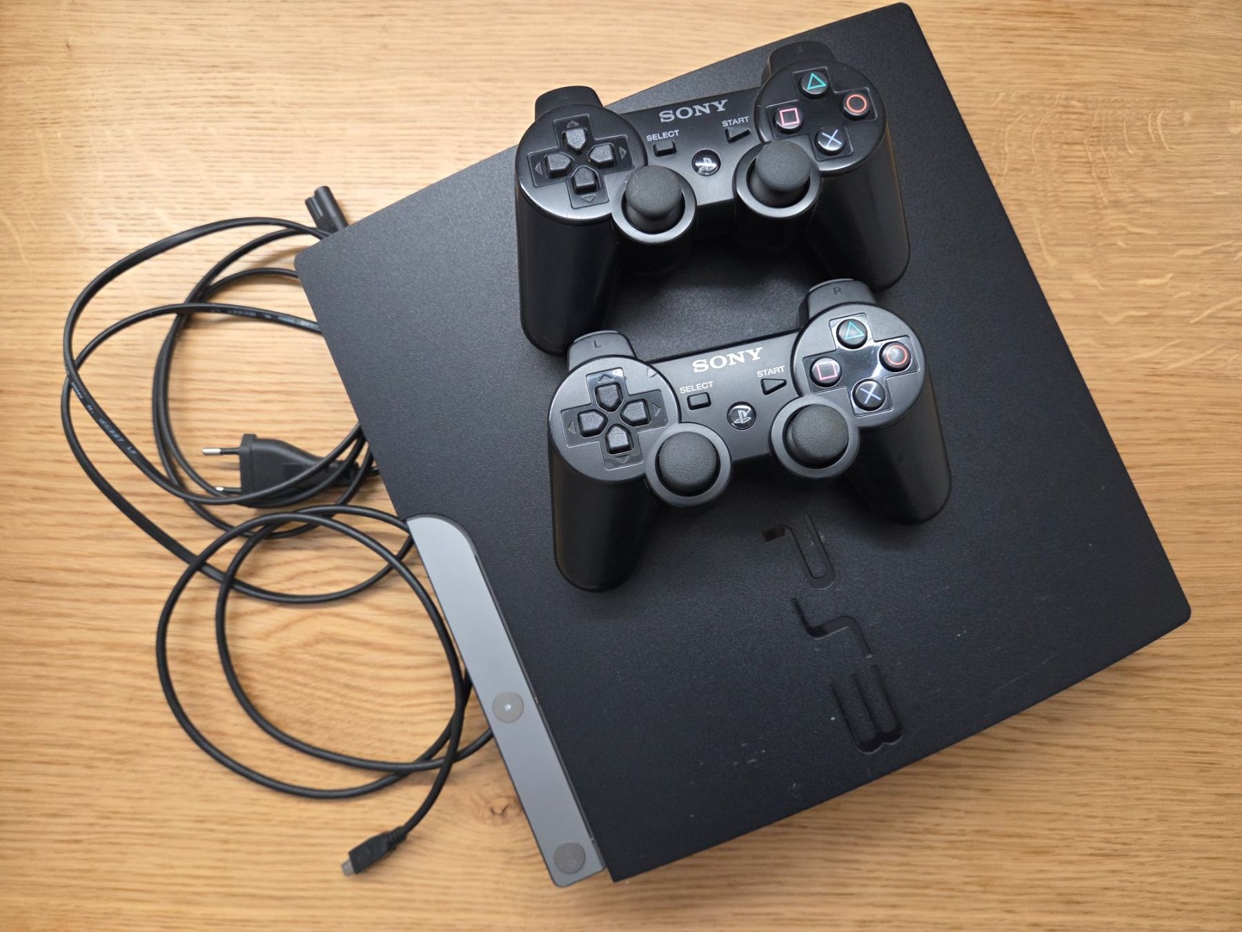 Sony Konsolen: PlayStation 3 mit zwei Controllern – Gebraucht aus Worben von m_s_hb2c