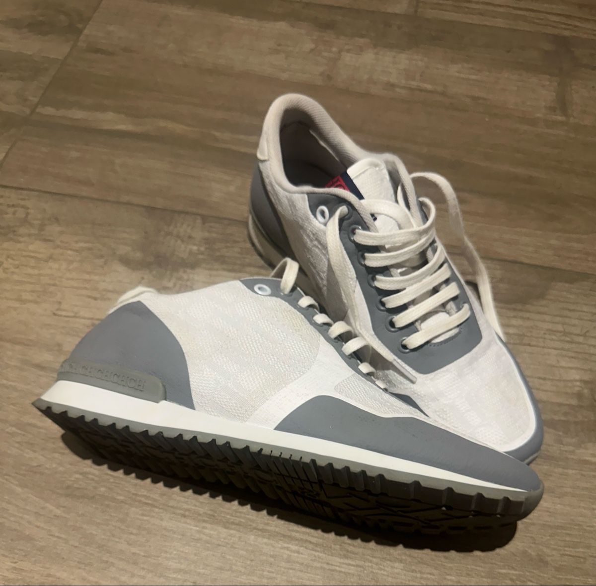 Carolina Herrera Damenschuhe: Baskets CH Carolina Herrera blanches et grises taille 39 – Gebraucht aus Chavannes-Renens von pluvieux 1