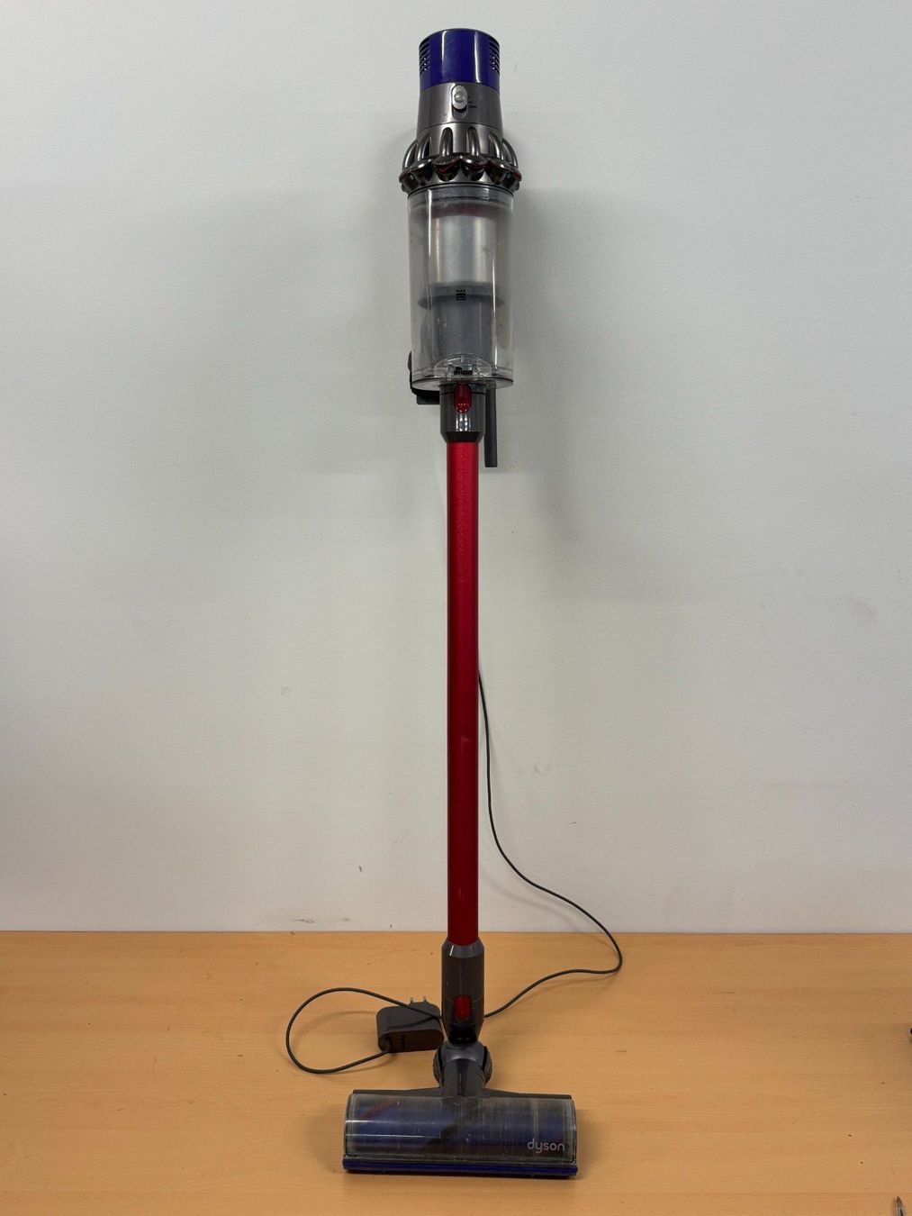 Dyson Aspirapolveri & Accessori: Dyson Cyclone V10 mit Schaden am Gehäuse – Usato da Ebmatingen venduto da Revivetrade
