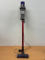 Dyson Cyclone V10 mit Schaden am Gehäuse