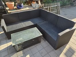 Polyrattan Gartensitzgruppe mit Glastisch und weißen Kissen 