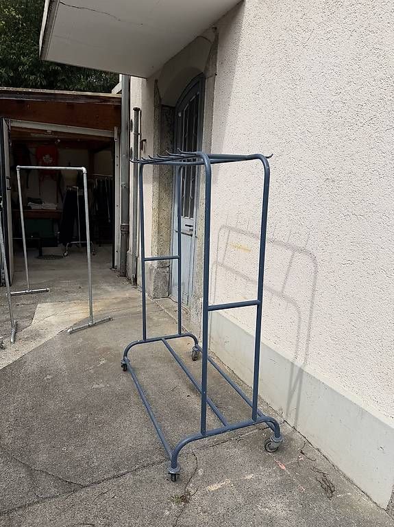 Guardaroba: Vintage Kleiderstange auf Rollen – Usato da Zürich venduto da souvenirsport 2