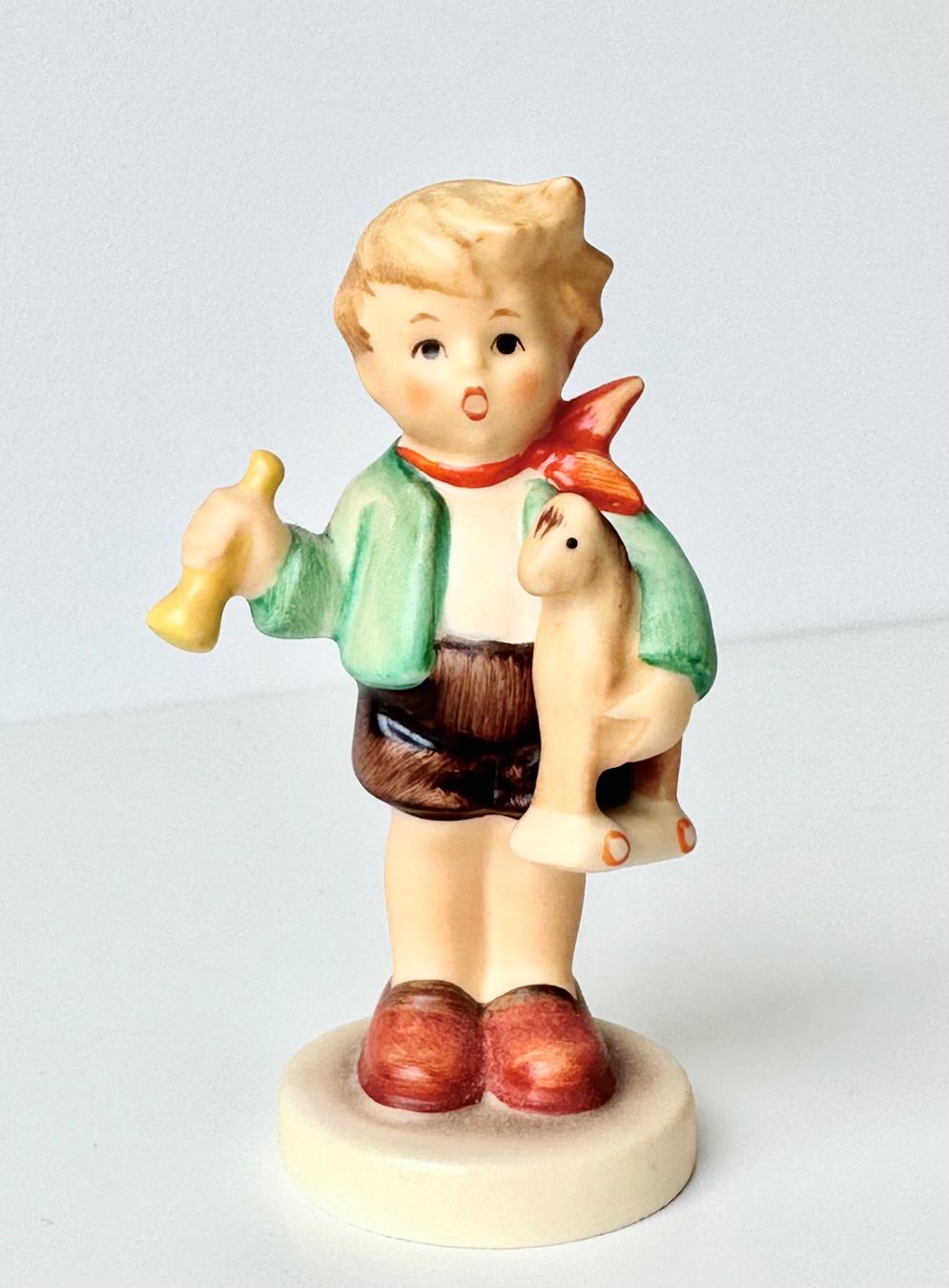 Hummel Statuette: Süsse Goebel Hummel Figur Junge mit Schaukelpferd – Usato da Steinen venduto da SputnikSweetheart