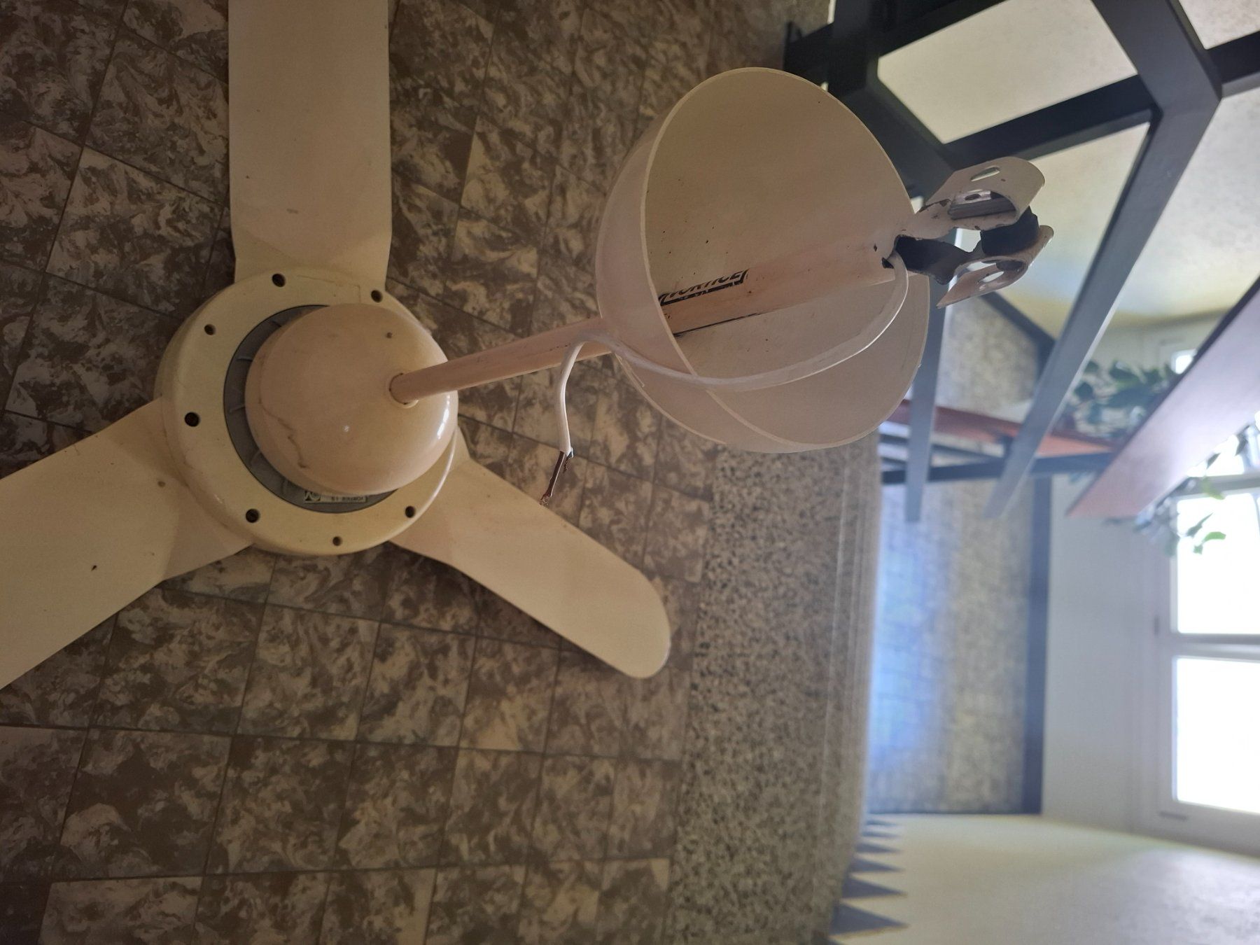 Ventilatori: Ventilatore da appendere al soffitto – Usato da Fribourg venduto da Lorenzopeduzzi 2