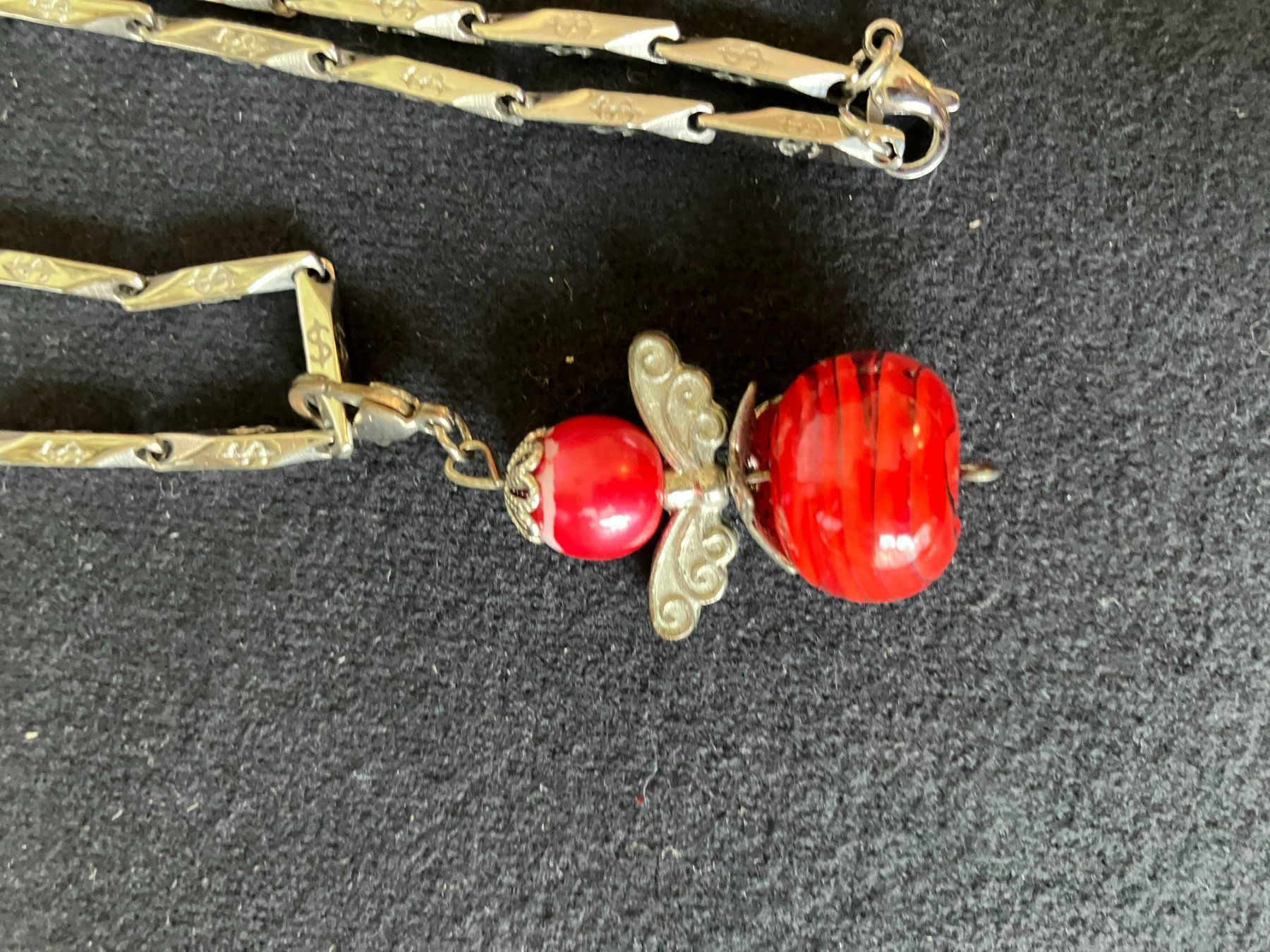 Catenine: silberfarbene Kette mit Anhänger Engel rot – Usato da Basel venduto da djwwpp 1