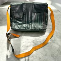 Sac bandoulière MYWALIT en cuir noir