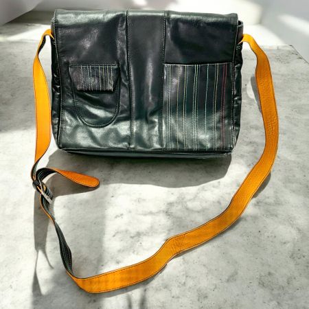 Sac bandoulière MYWALIT en cuir noir