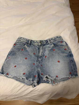 Süsse Jeans Shorts mit Erdbeeren, Grösse 38, ist eher ein 36