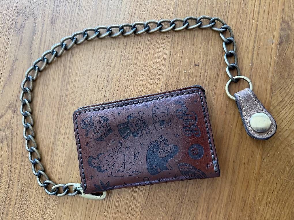 Portafogli: Big Red Beard Combs - The Tattoo Bifold Wallet – Usato da Uttigen venduto da Bartolin78