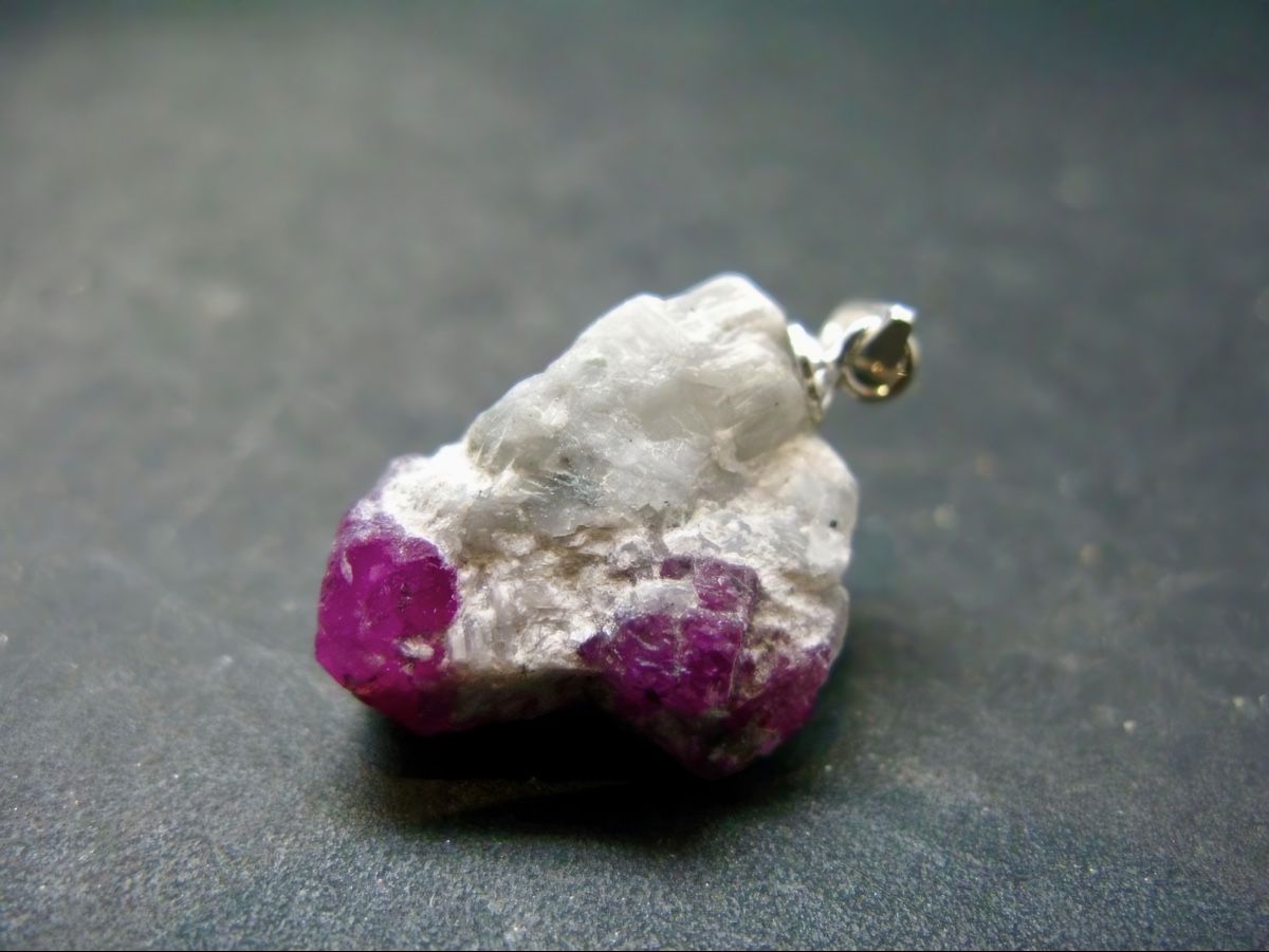 Ciondoli: Pendentif Rubis brut d’Afghanistan – Nuovo (secondo la descrizione) da Chêne Bourg venduto da RemyTodwell