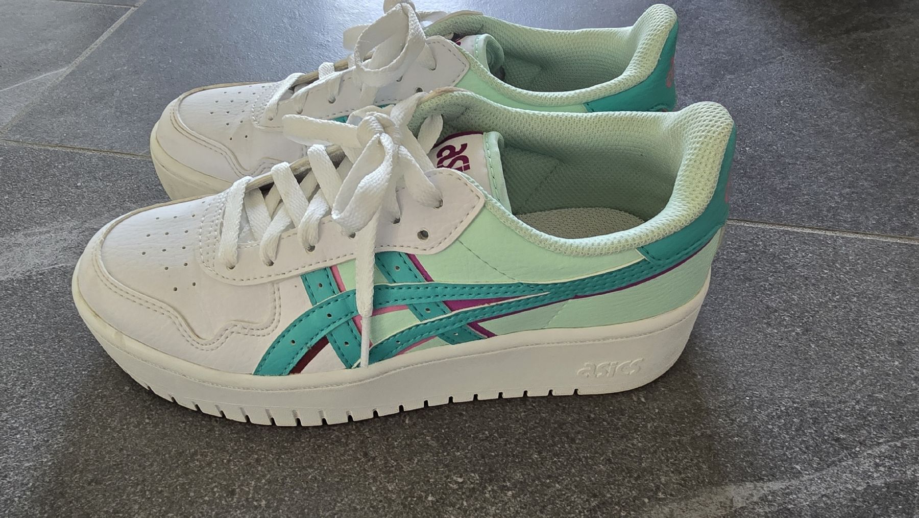 Asics Scarpe per ragazze: Asics Sneaker, Gr. 37 weiss – Usato da Mönthal venduto da Sternenstaub79