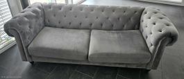 Elegantes Sofa in Samt Grau - Chesterfield Stil