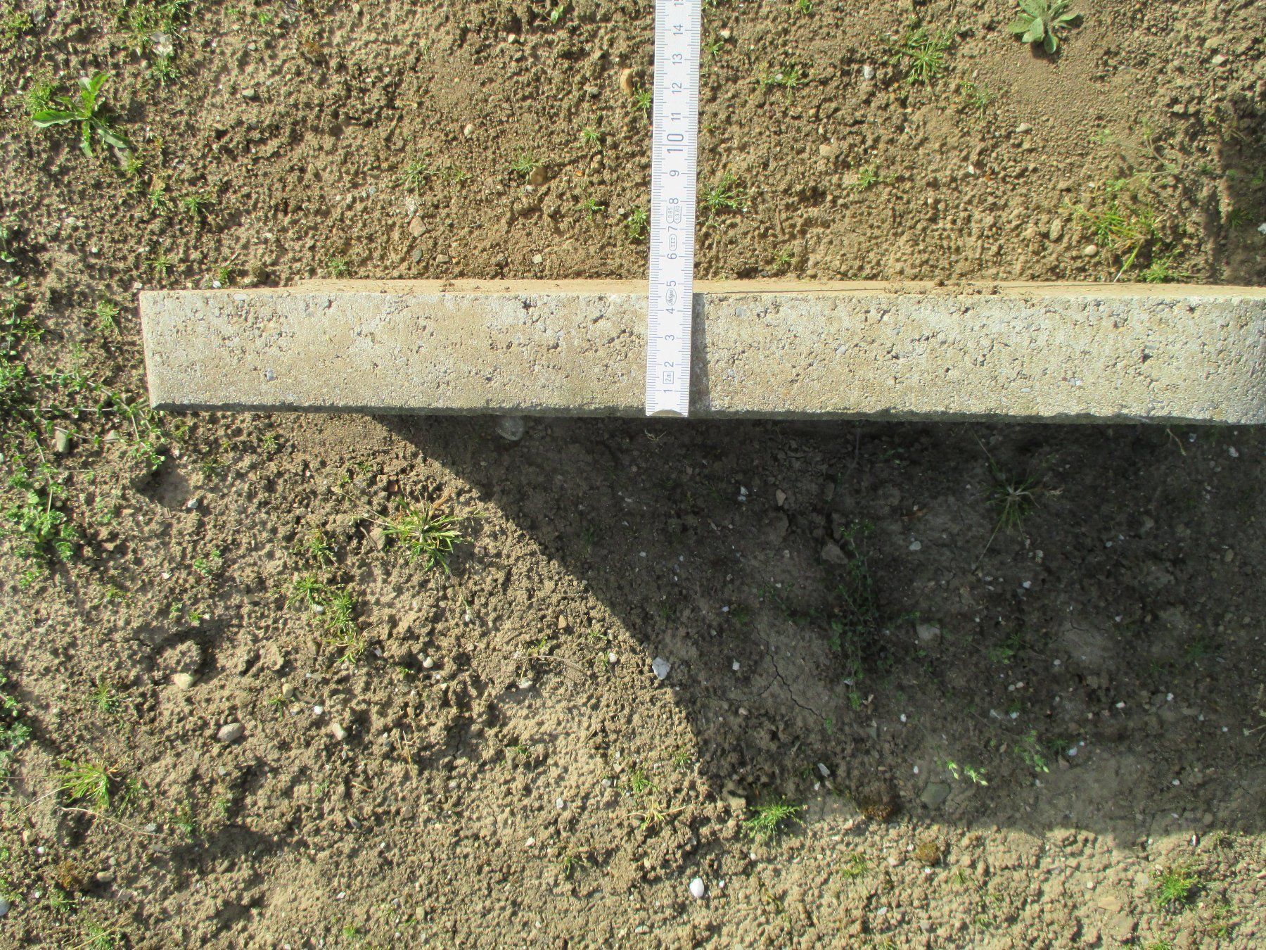 Rivestimenti per pavimenti: 18 Rasenkantensteine Beton – Usato da Kloten venduto da Duro55 2