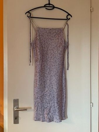 Robe midi fleurie lilas à fines bretelles – Zara – Taille M