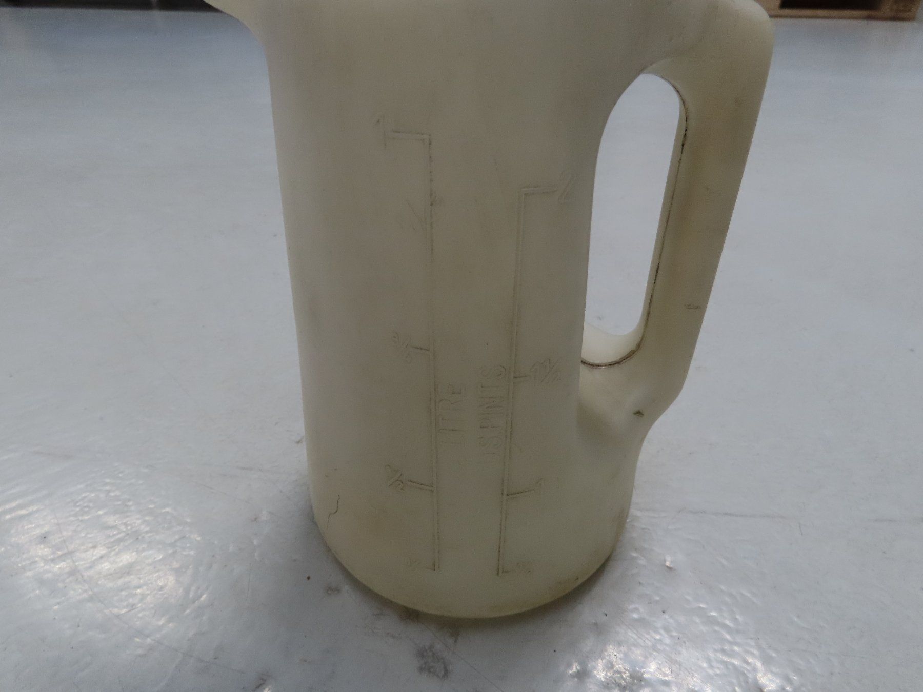 Altri elettrodomestici e apparecchi d’epoca: Messbecher (1 Liter) – Usato da Alpnach-Dorf venduto da Hess-Automobile 1