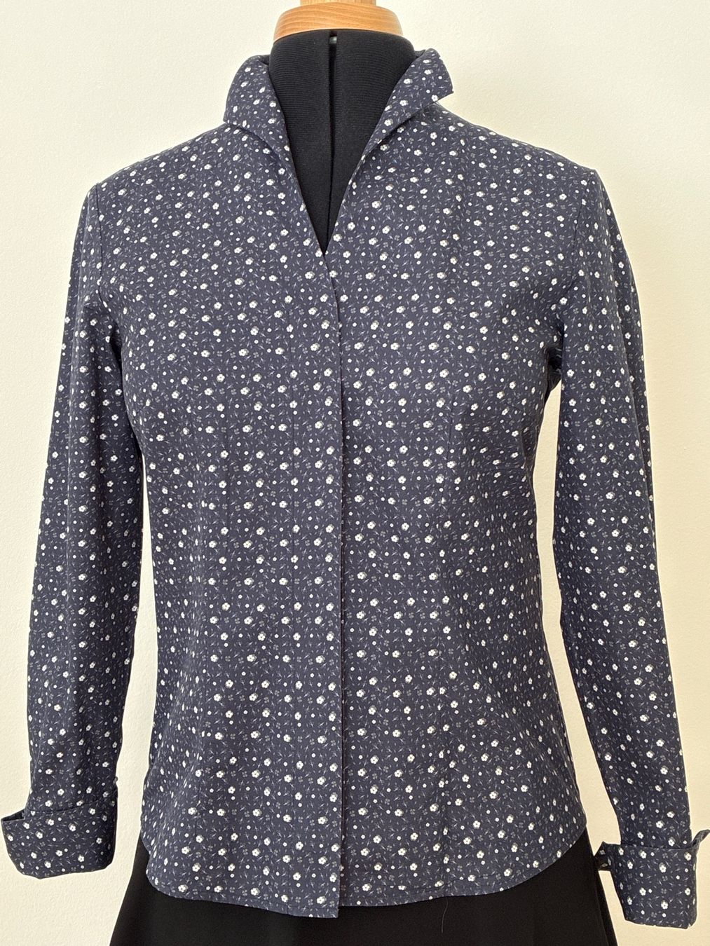 Camicette: Kelchkragenbluse von Herringbone Gr. 38 – Usato da Davos Platz venduto da nanigl