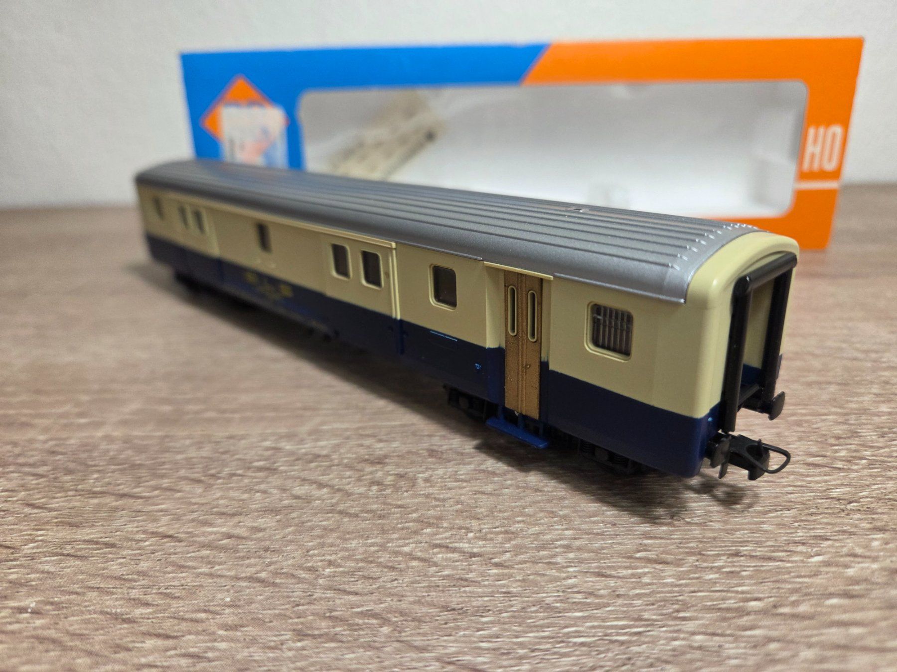 Roco Modellini di ferrovie: Roco 4240A Gepäckwagen BLS H0 – Nuovo e nell'imballaggio originale da St-Aubin-Sauges venduto da Lo_Go 3