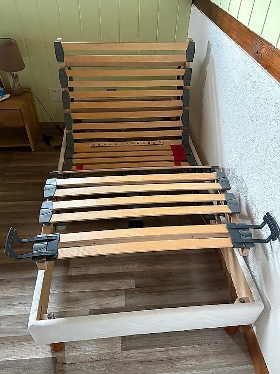 Letti: Lit 90cm sur 190 cm sommier électrique – Usato da St-Prex venduto da catallache 1