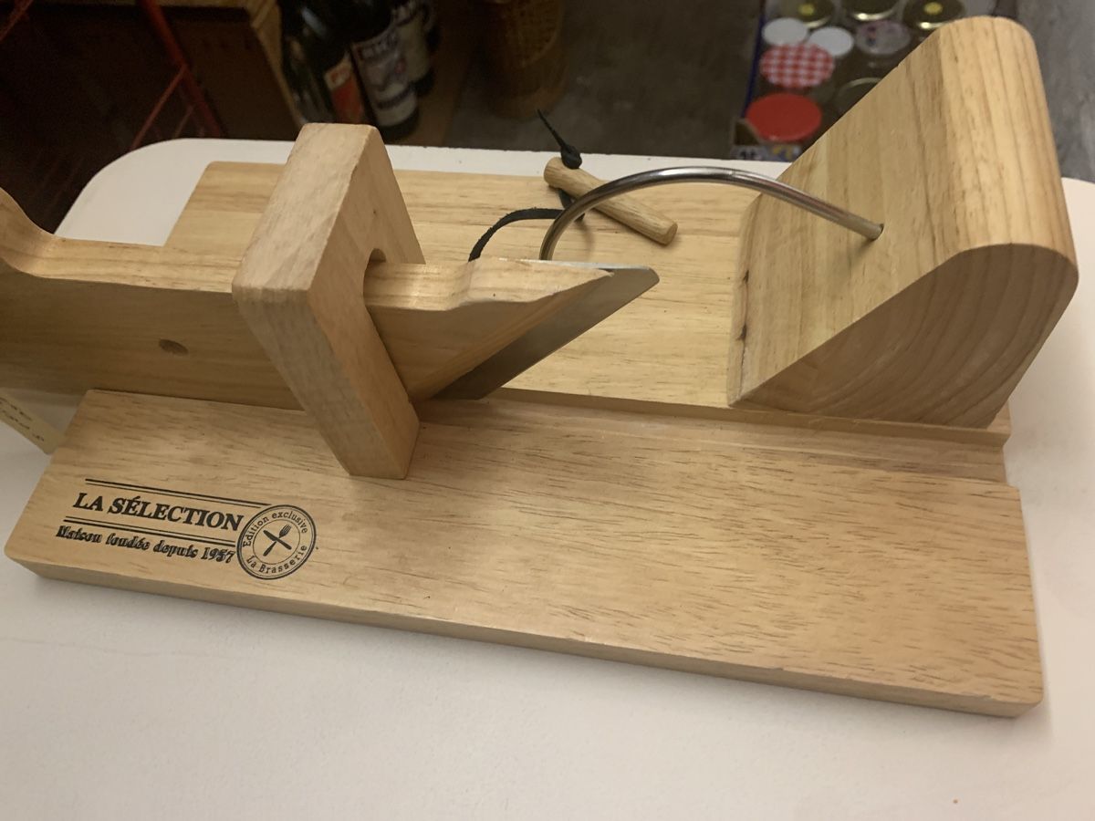 Coltelli da cucina: Trancheuse à saucisson en bois "La Sélection" artisanale. – Usato da Delémont venduto da Torve314 1