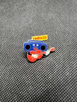 Radio 32 Pin Anstecker Radio mit Gitarre Ansteckbutton neu