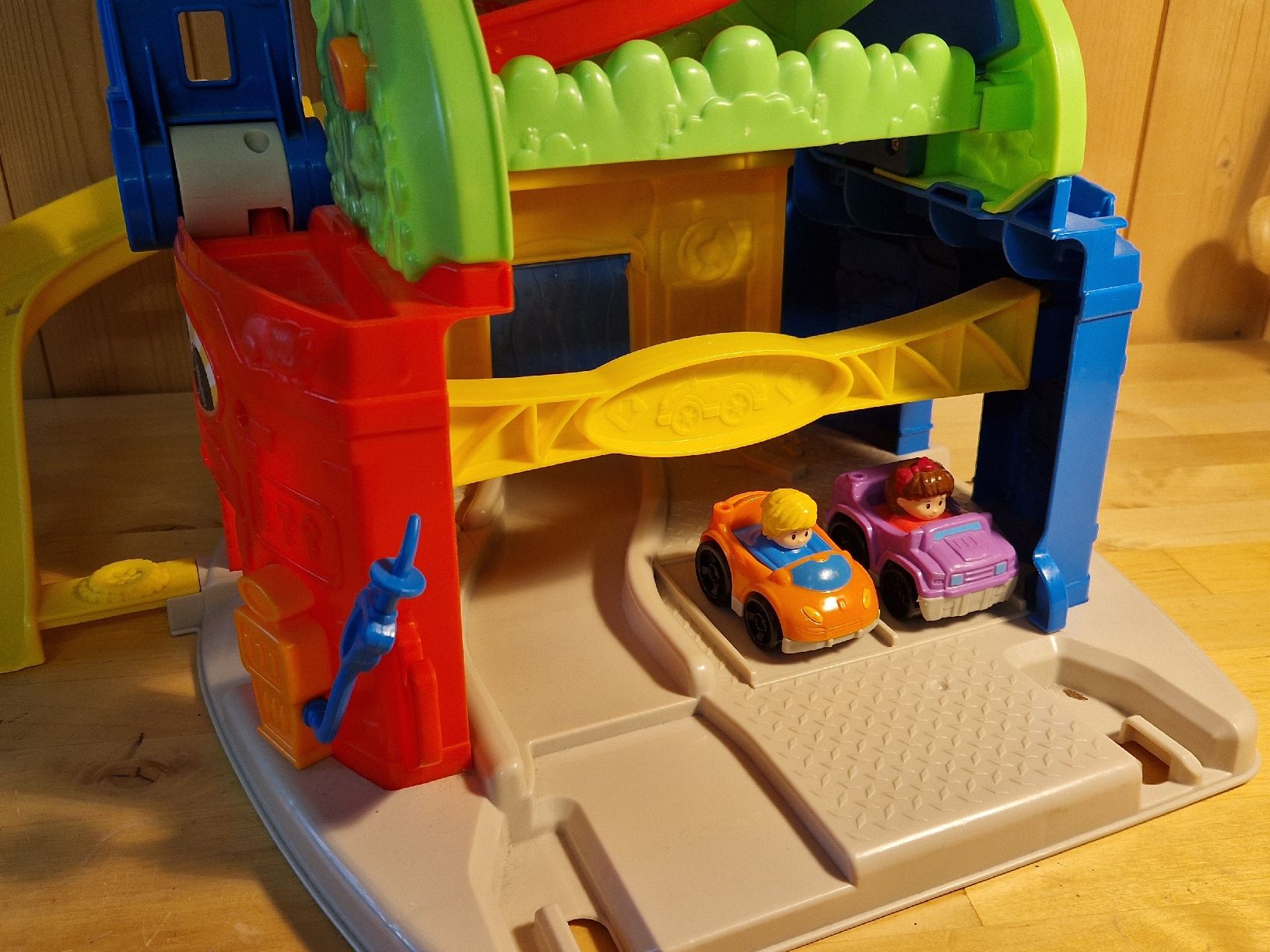 Fisher-Price Giocattoli: Steh- und Sitz-Hochhausbahn mit 2 Autos – Usato da Reigoldswil venduto da Marco_302 2