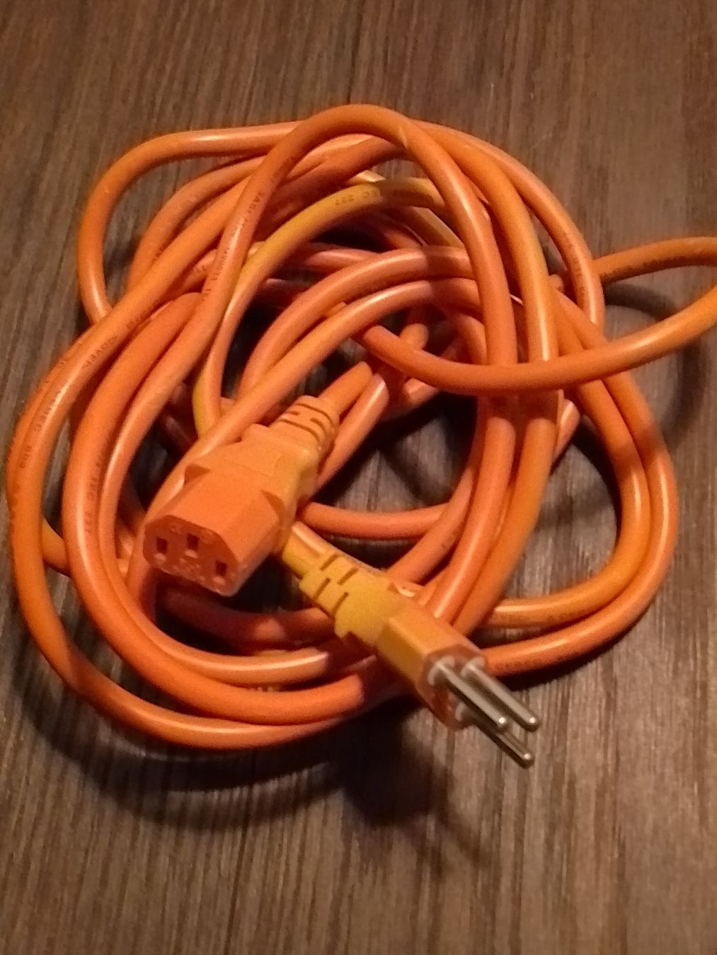 Kabel: Oranges Stromkabel - Kaltgeräte 4m – Gebraucht aus Erlinsbach von Yanny