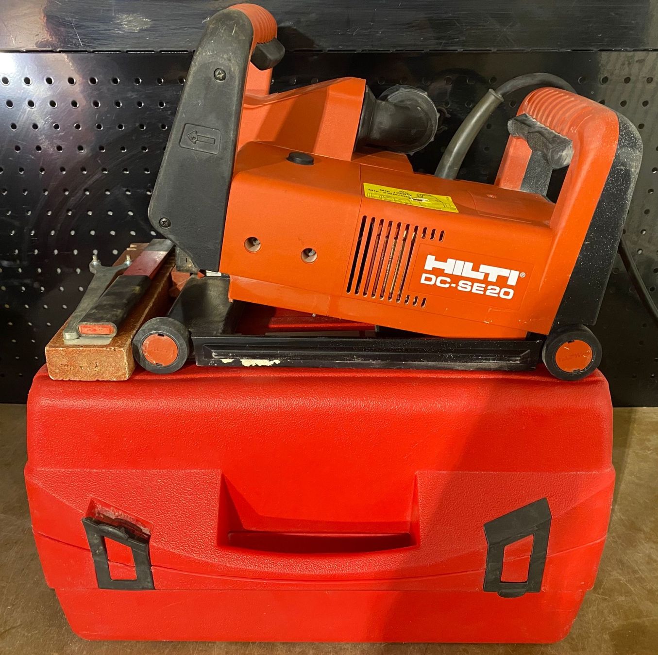 Hilti Tutti gli attrezzi: Rainureuse/Schlitzgerät Hilti DC SE 20 – Usato da Echallens venduto da Tools0101