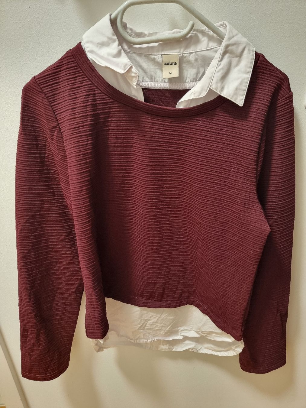 Zebra Pullover & Sweatshirts: Bordeaux roter Pullover mit Hemdkragen-Optik – Neu (gemäss Beschreibung) aus Altstätten SG von melii._.98