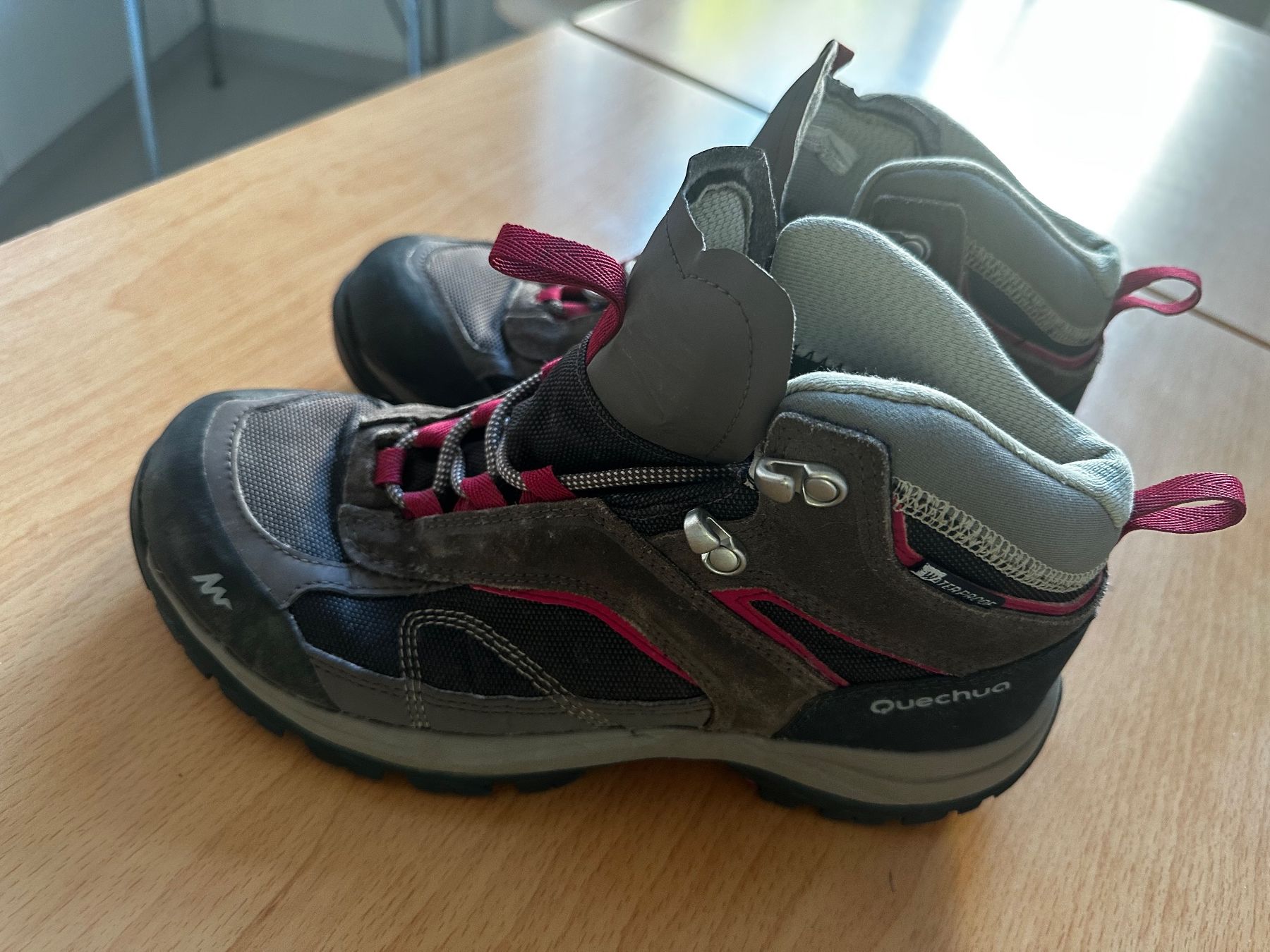 Scarpe da donna: Queschua Wanderschuhe, Einlegesohlenlänge 25cm – Usato da Au ZH venduto da fortschreiter 1