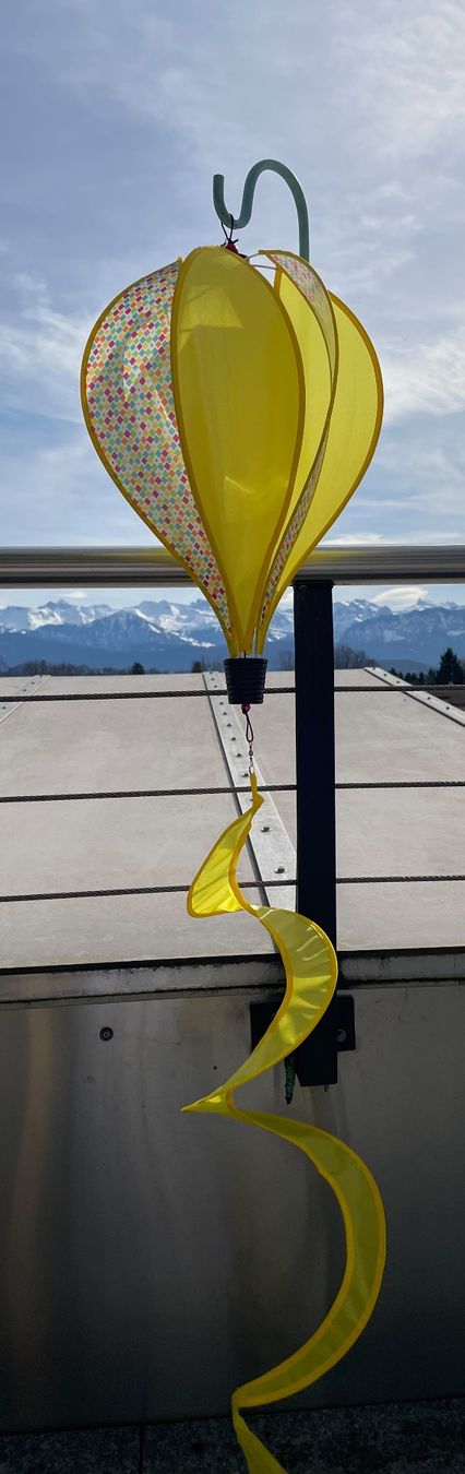 Sonstige Dekorationen & Accessoires: Windspiel Heissluftballon gelb – Gebraucht aus Rothenburg von Disney3 2