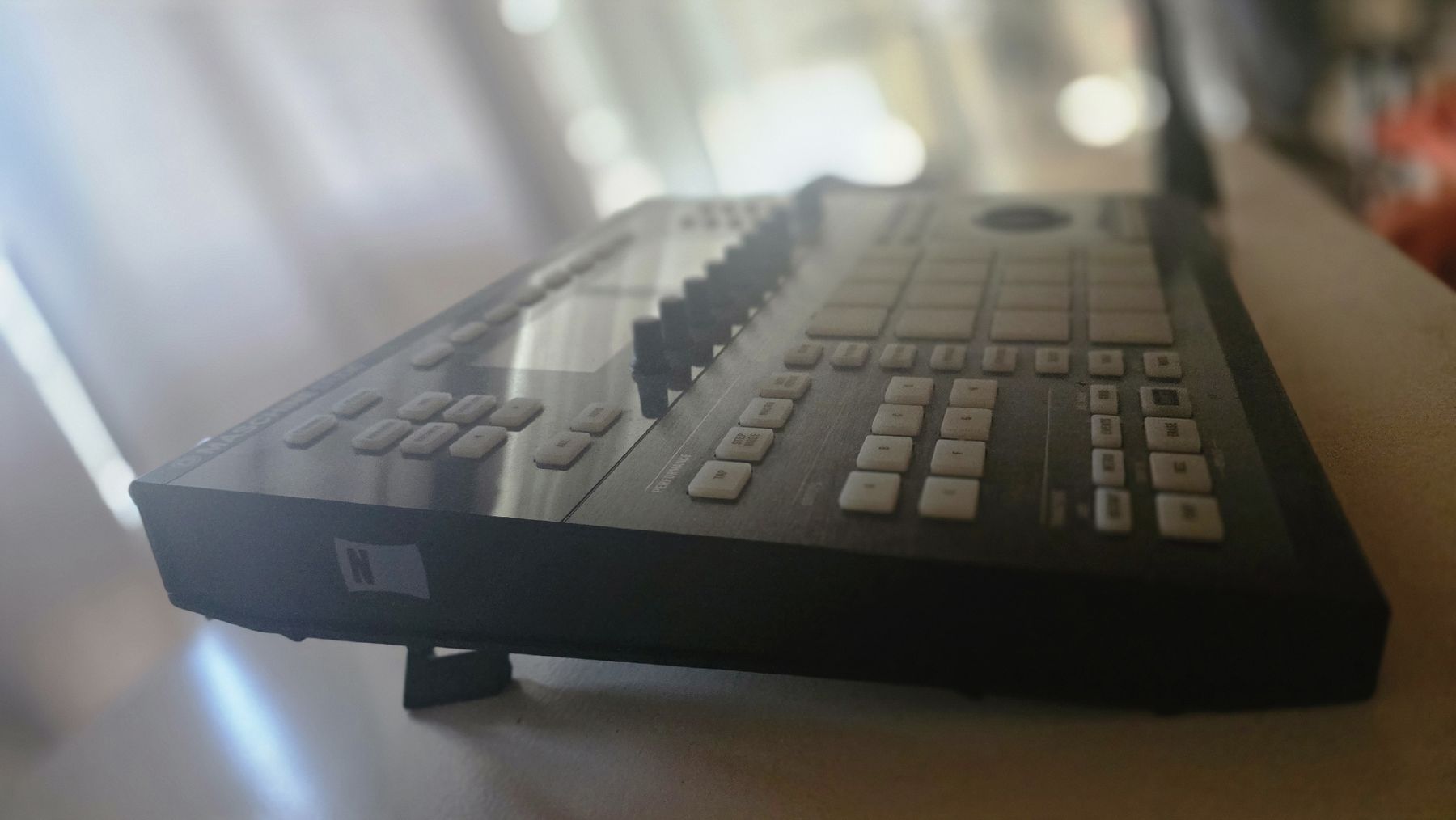 Native Instruments Console di mixaggio: Native Instruments Maschine Studio Controller schwarz – Nuovo (secondo la descrizione) da Kloten venduto da dineroflow 1