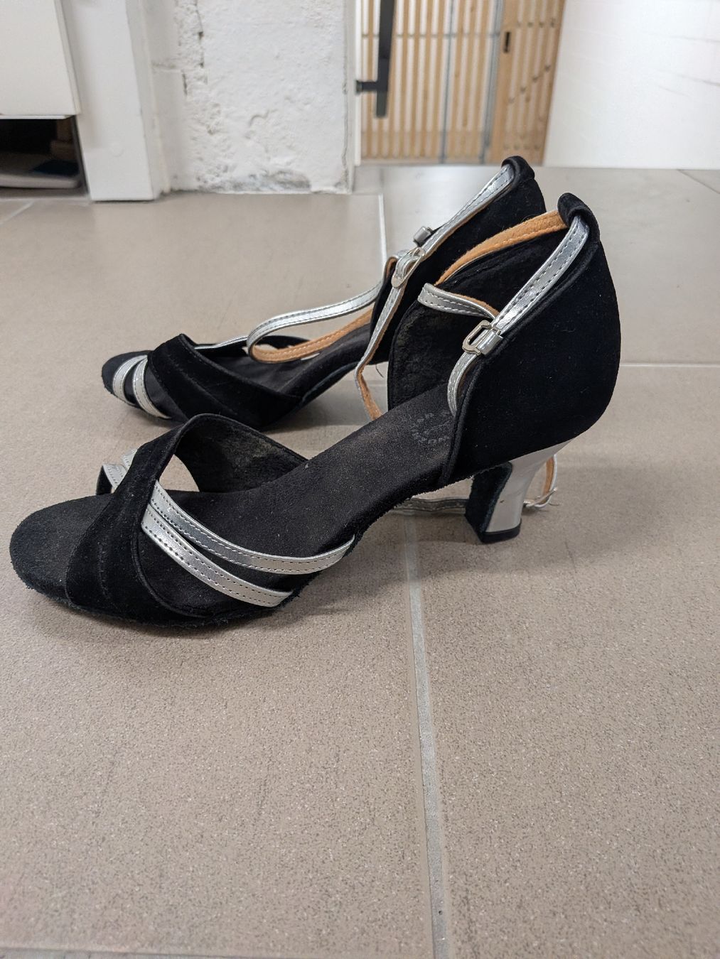 Scarpe da donna: Tanzschule /Salsaschuhe – Usato da Zürich venduto da Benutzer_istmeinname