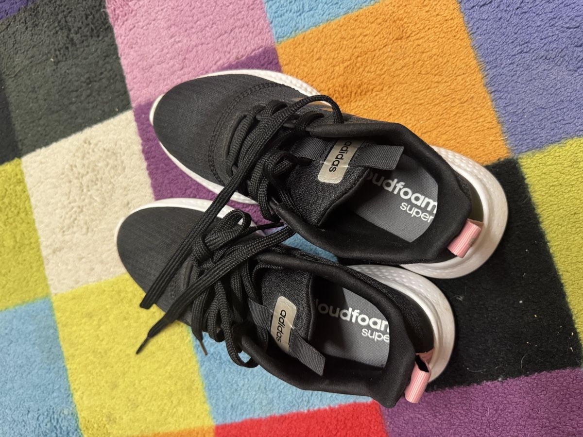 Damenschuhe: Schöne Adidas 36 2/3 – Gebraucht aus Hägendorf von laumatt
