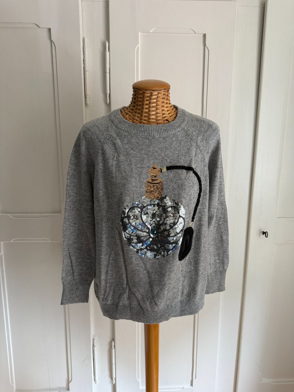 Pulls & Sweat-shirts: Strickpullover hellgrau mit Pailletten-Flacon M – D'occasion à Zürich par Diazaio