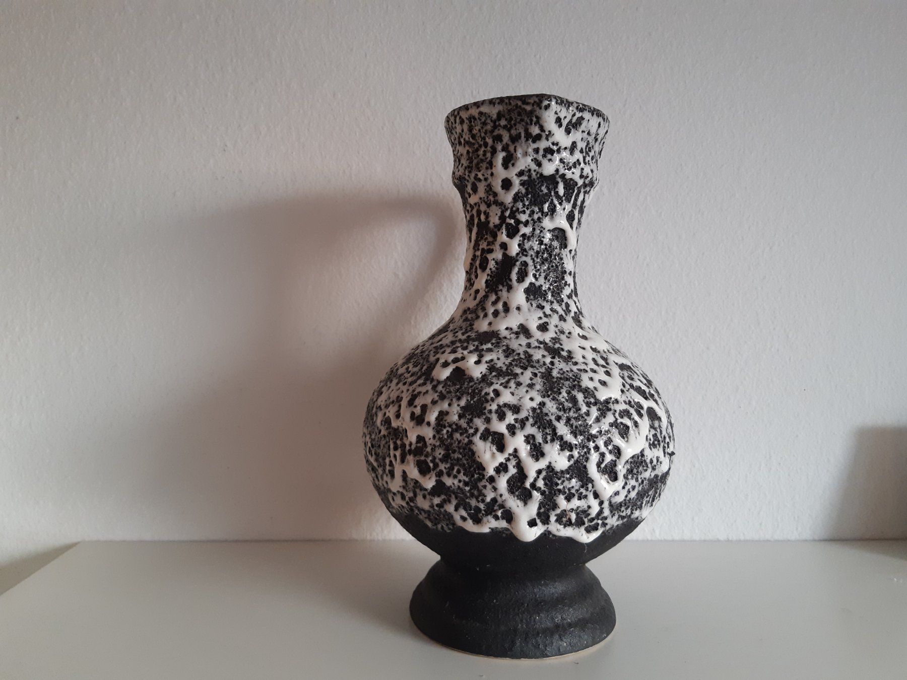 Vasi & Recipienti: Vintage Krug / Vase weiss/schwarz – Nuovo (secondo la descrizione) da Greifensee venduto da Foxglove 1