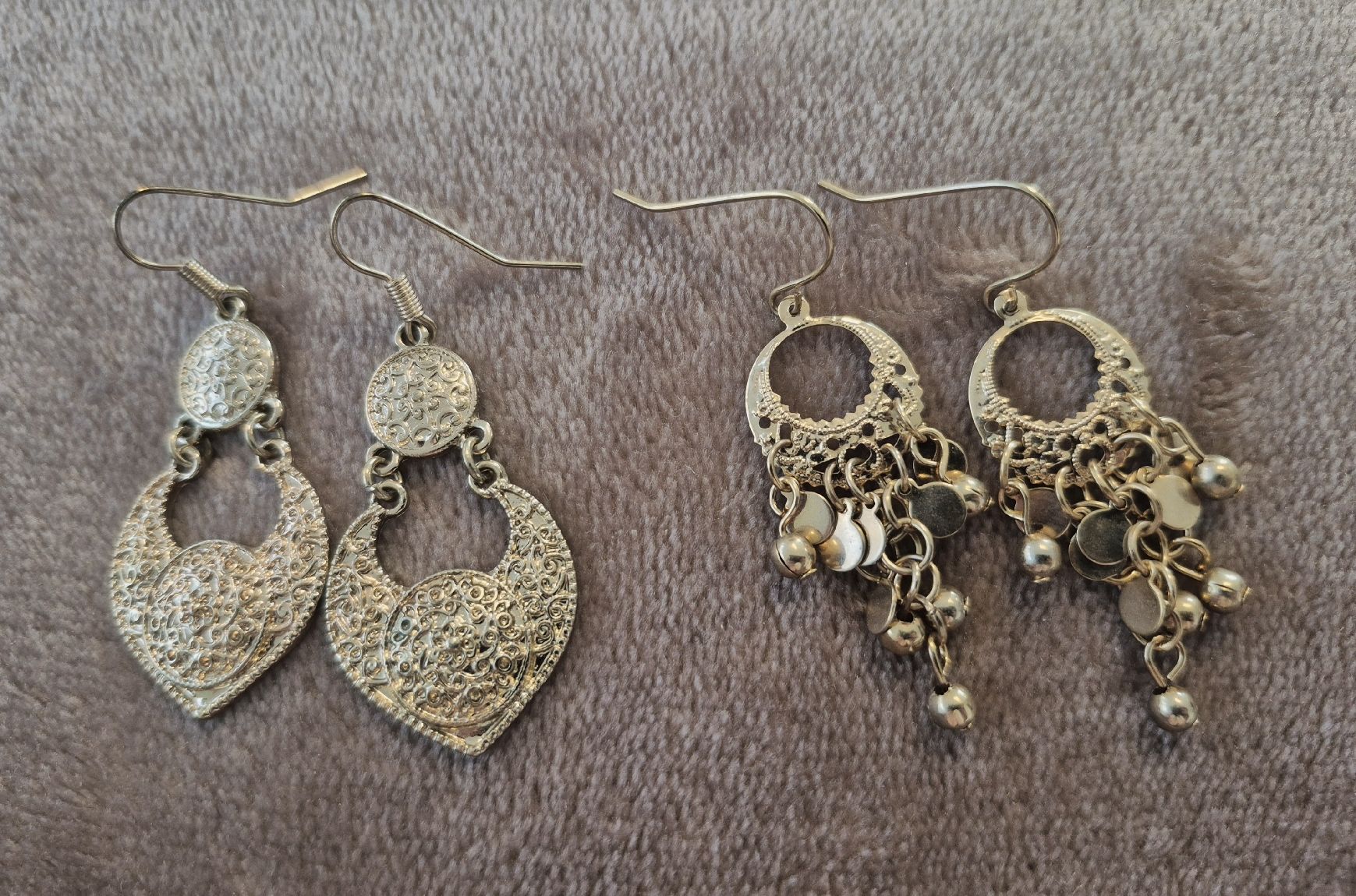 Altri gioielli: Modeschmuck Set: Ohrringe und Halskette, goldfarben – Usato da La Neuveville venduto da Vestiaire_2011