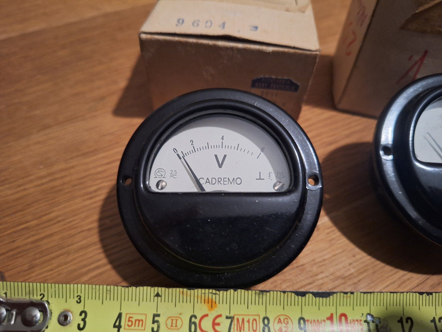 Misurare: Lot de 2 voltmètres vintages neufs – Nuovo e nell'imballaggio originale da Chêne-Bougeries venduto da xchrysalide 1