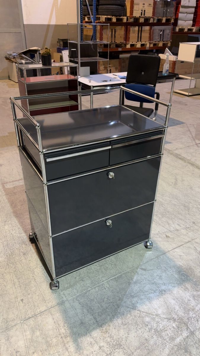 USM Scaffali: USM Haller Sideboard Graphitschwarz auf Rollen ab 1.CHF 001 – Usato da Balsthal venduto da Designhaus.Schmitt