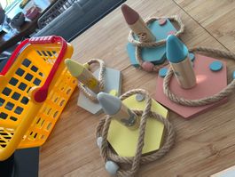 Jouets en bois lancer des anneaux dans un panier rangé